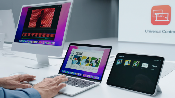 Un'immagine che mostra l'uso di Universal Control con un Macbook Pro e un iPad con il logo Universal Control stampato sul retro della parete bianca