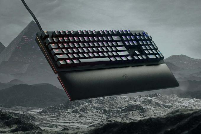 يتميز Razer Huntsman V2 Analog بمفاتيح تناظرية بصرية تسمح لك بتخصيص نقطة التشغيل لكل مفتاح