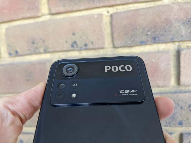 Poco X4 Pro कैमरा मॉड्यूल एक दीवार के खिलाफ