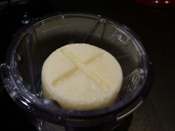 Sutirštinto pieno gabalėlis prieš jį susmulkinant „KitchenAid Shave Ice Attachment“.