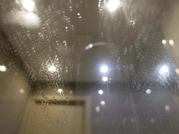स्वान लिन्सी हैंडहेल्ड स्टीम क्लीनर से साफ किए जाने के बाद बाथरूम का शीशा