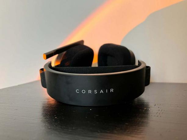 Huruf Corsair pada headset di atas meja hitam