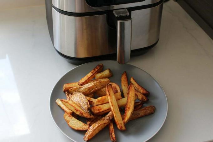 Chips a Quick 5,5 literes 33889 Air Fryerben való főzés után