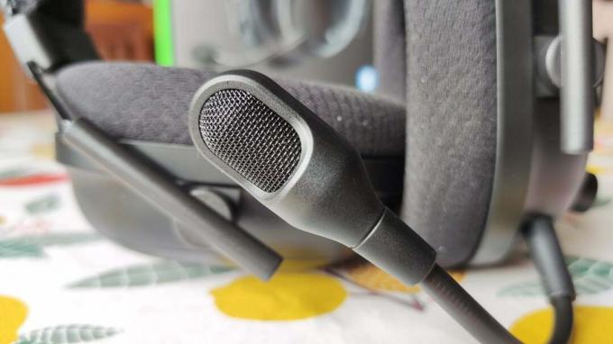 Um close-up do microfone Razer BlackShark V2 Pro 2023