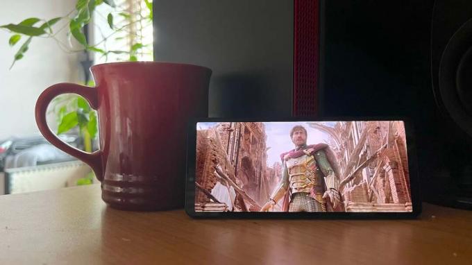 Sony Xperia 10 V med en film på skärmen