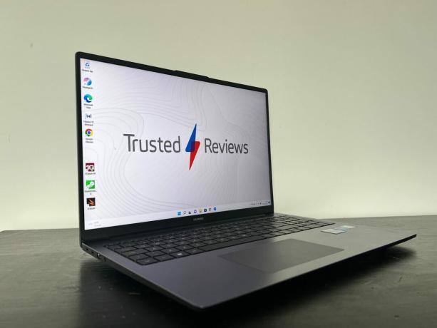 Huawei MateBook D 16 med TR-baggrund