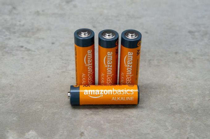 Amazon Basics Alkaline AA ett batteri liggende