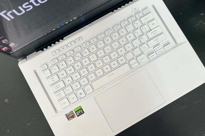 Asus ROG Zephyrus G15 (2021) स्क्रीन और कीबोर्ड