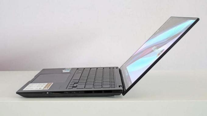 Bočno - Asus Zenbook Pro 14 OLED (2023)