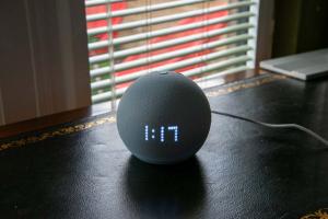 مراجعة Amazon Echo Dot with Clock (الجيل الخامس): عرض محسّن