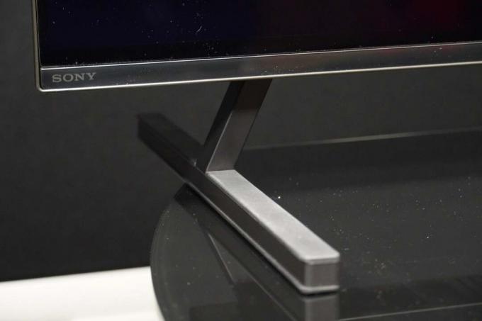 Nóżki Sony A80J podniesione