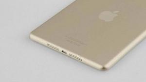 IPad mini 2 napsautettiin iPhone 5S -kullassa Touch ID -anturilla