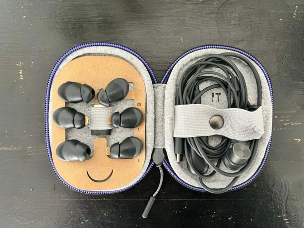 Логитецх Зоне жичане слушалице у Логи торбици са видљивим силиконским утикачима