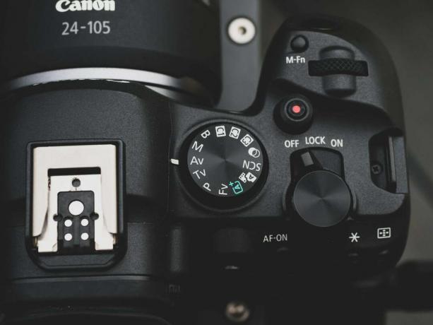 החלק העליון של ה-Canon EOS R6 Mark II