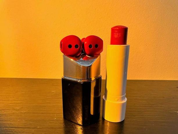 FreeBuds Lipstick huulipunan vieressä sahde samankaltaisessa punaisen sävyssä