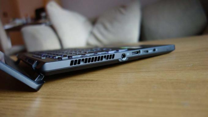 A dobradiça Asus ROG Zephyrus G14 (2021) levanta o laptop da mesa