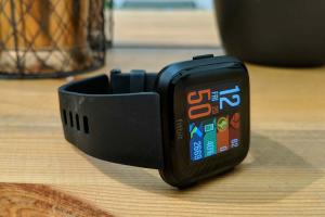 Apple Watch 4 vs Fitbit Versa: Hangi akıllı saat en iyi?