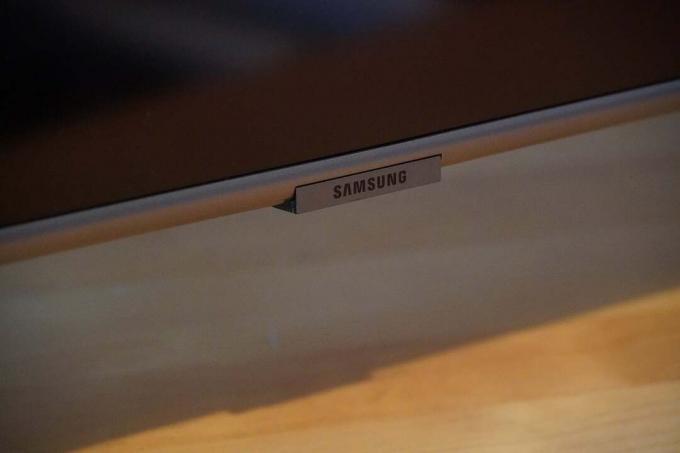 Samsung Q65T / Q60T TV arasındaki fark, gümüş süslemeli çerçevedir