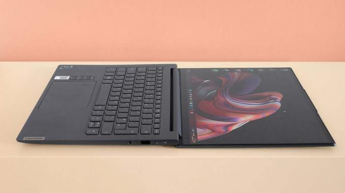 Das Lenovo Yoga Slim 7i Pro liegt flach
