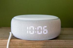 Amazon Echo Dot koos kella ülevaatega: ideaalne kaaslane öösel