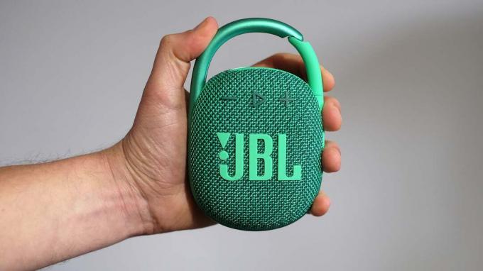 Το JBL Clip 4 Eco κρατιέται στο χέρι του κριτή