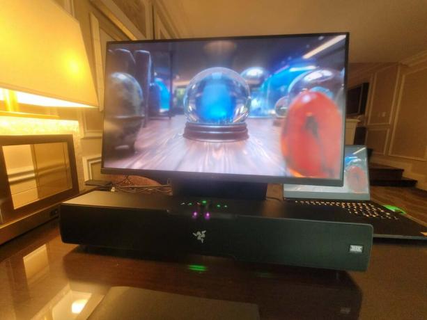 Razer Leviathan V2 Pro în timpul unei demonstrații THX de sunet 3D.