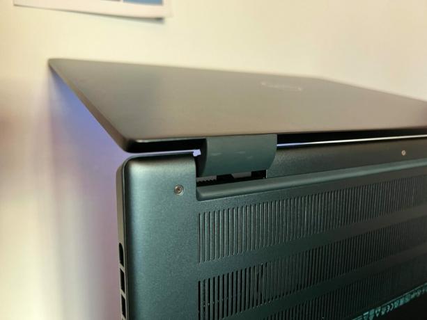 Dell Inspiron 16 Plus पर हिंग स्कफ के निशान