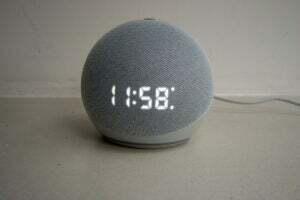Der Amazon Echo Dot Smart Speaker der 4. Generation mit Uhr ist jetzt im Angebot
