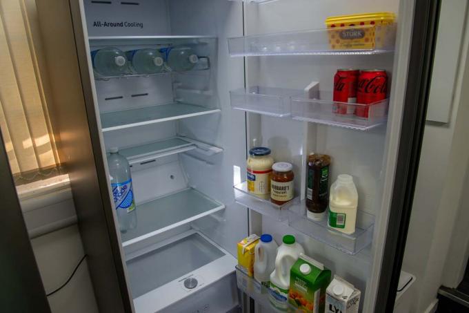 Висок хладилник с една врата Samsung RR39A74A3CS с храна в него
