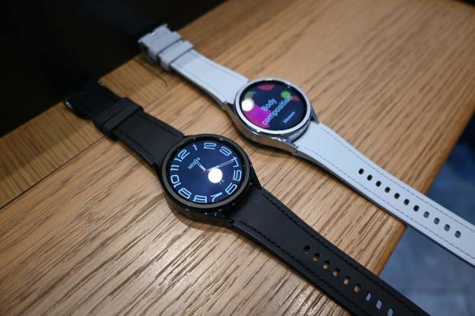 Samsung Galaxy Watch 6 Classic kahes värvitoonis esiküljega allapoole
