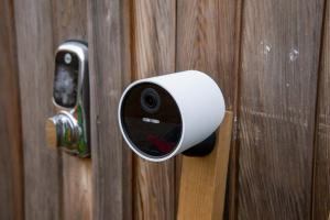 Pregled brezžične zunanje varnostne kamere SimpliSafe: Zaščita na prostem