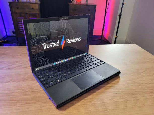 Asus Zenbook 17 Fold OLED în modul laptop