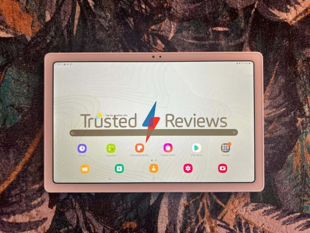 O logotipo Tab A7 on Trusted Reviews na lateral