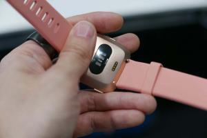 Fitbit Versa vs Apple Watch: Hvilken fitness smartklokke er den rette for deg?