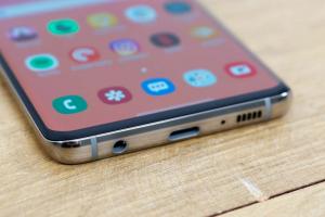 Samsung Galaxy S21 FE против Google Pixel 6: какой из телефонов Android лучший?