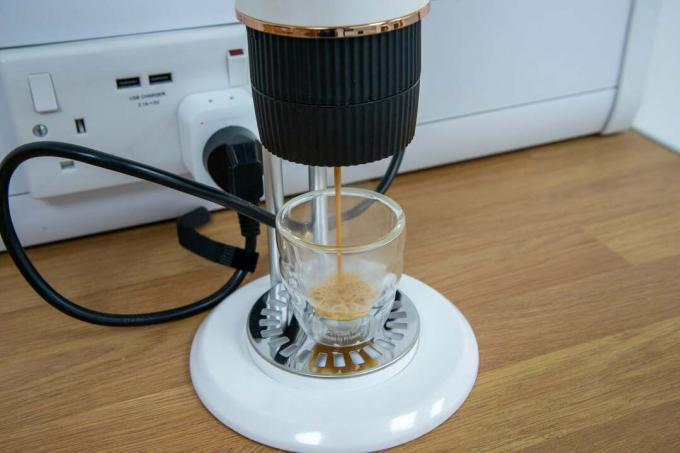 साइटस मिनी 4-इन1 इंस्टेंट हीटिंग एस्प्रेसो कॉफी मशीन नेस्प्रेस्सो का एक शॉट डालती है