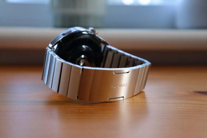 Paslanmaz çelik Watch GT 3'ün tokasında Huawei logosu bulunur