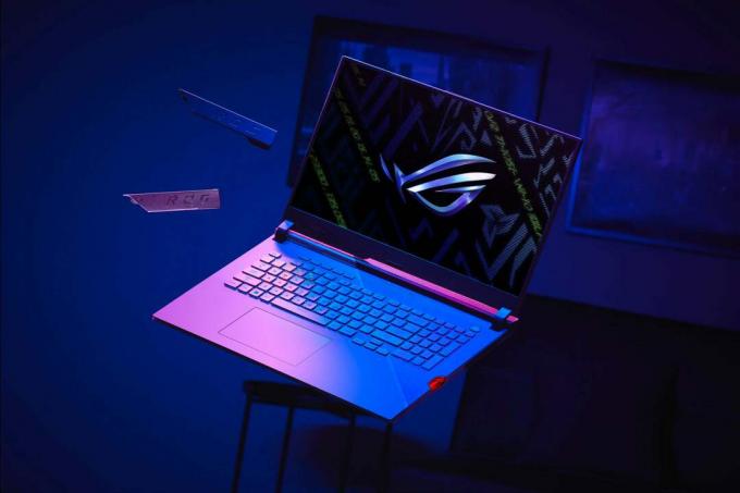 Layar laptop ROG Strix Scar 17 di ruangan gelap