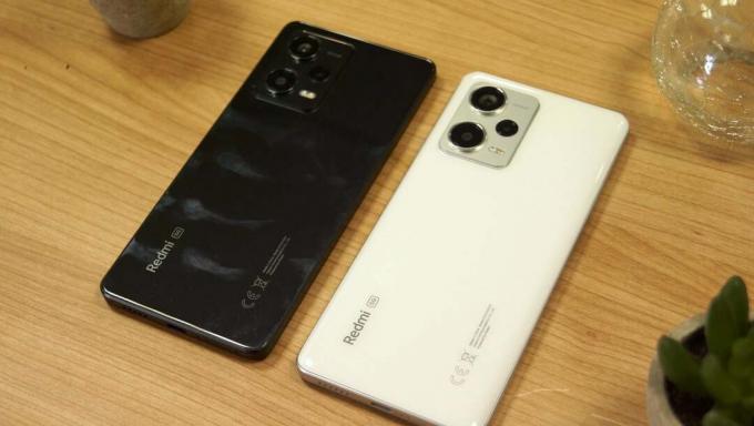 Xiaomi Redmi Note 12 Pro 5G और Note 12 Pro Plus 5G एक टेबल पर