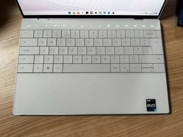 Tampilan atas keyboard dan trackpad Dell XPS 13 Plus