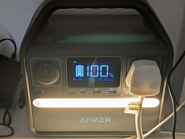 Anker PowerHouse 521 Forfra med stik indsat.