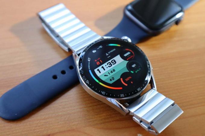 Huawei Watch GT 3 bredvid Apple Watch SE