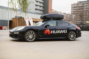 רכבנו במכונית פורשה Panamera 'מונעת' על ידי טלפון Huawei ב- MWC