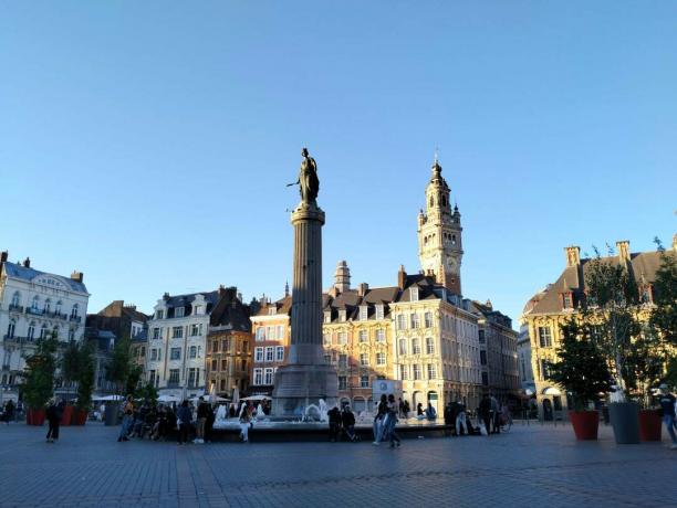 Lille şehir meydanının Realme 9 5G resmi
