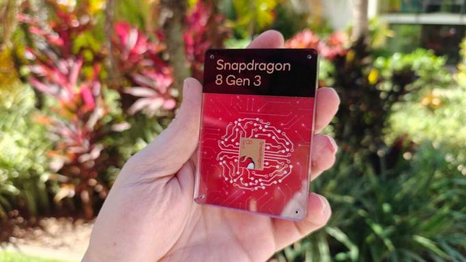 Snapdragon 8 Gen 3 mikroschemų rinkinys rankoje