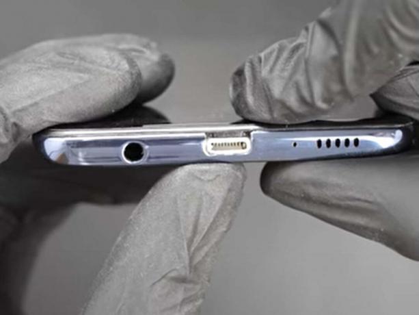 Някой е поставил Lightning порт на iPhone на телефон с Android