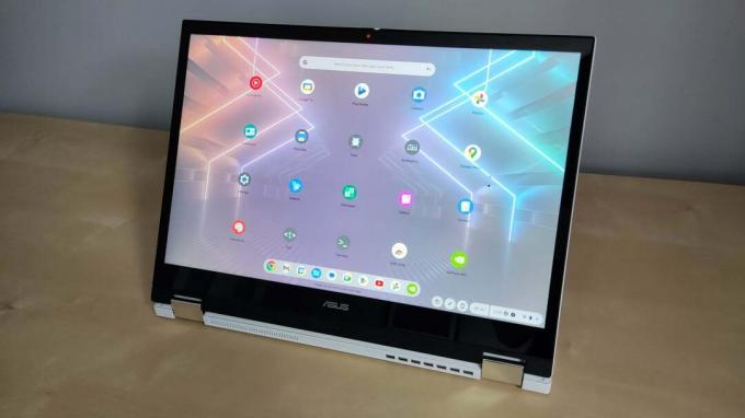 Asus Chromebook Vibe CX34 Flip med skärmen med titeln bakåt