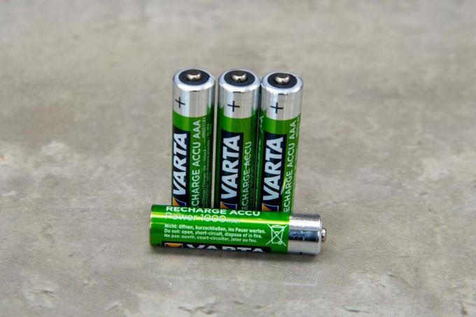 Varta Recharge Accu Power 1000mAh एक बैटरी पड़ी है