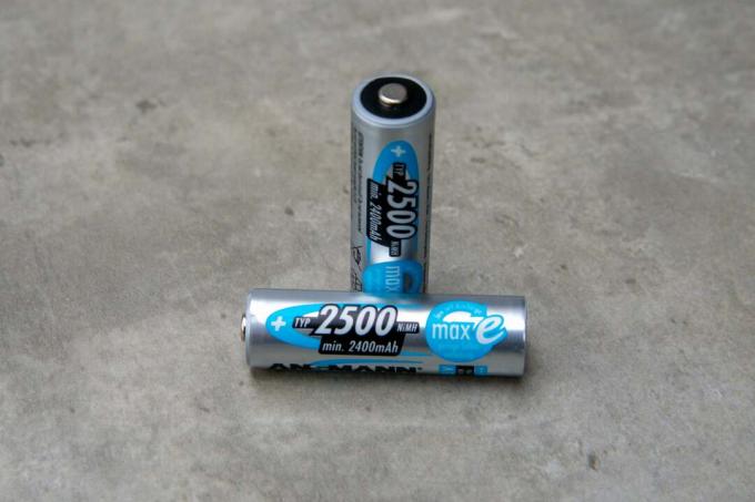 Ansmann MaxE AA 2500 एक बैटरी पड़ी हुई है