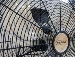 Vonhaus 18 "Преглед на пода на вентилатора: Много мощен, но много шумен